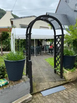 Ein Garten an der Unterkunft Parel aan de Moezel