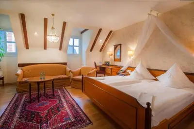 Ein Bett oder Betten in einem Zimmer der Unterkunft Schloßhotel Kurfürstliches Amtshaus Dauner Burg