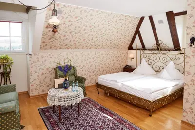 Ein Bett oder Betten in einem Zimmer der Unterkunft Schloßhotel Kurfürstliches Amtshaus Dauner Burg