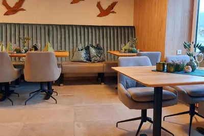 Ein Sitzbereich in der Unterkunft Eifel Hotel Schneider am Maar