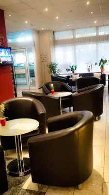 Ein Sitzbereich in der Unterkunft Opal Hotel