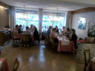 Ein Restaurant oder anderes Speiselokal in der Unterkunft Cafe Moselterrasse