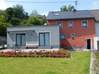 Ein Garten an der Unterkunft Das Rote Haus - Hohnemichels Ferienhaus