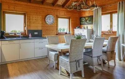 Küche/Küchenzeile in der Unterkunft Stunning Home In Nimsreuland With Wifi
