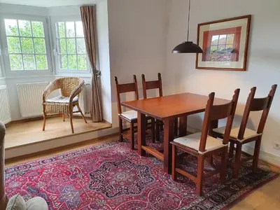Ein Sitzbereich in der Unterkunft Wächterhaus auf der Sauerburg
