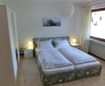 Ein Bett oder Betten in einem Zimmer der Unterkunft Ferienwohnung Klemm, Burgen /Untermosel