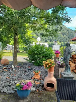 Ein Garten an der Unterkunft Ferienwohnungen am Moselbeach