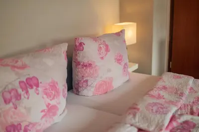 Ein Bett oder Betten in einem Zimmer der Unterkunft Haus Flora - Ferienwohnungen