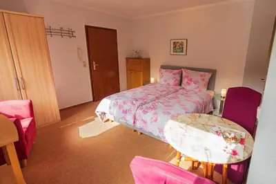 Ein Bett oder Betten in einem Zimmer der Unterkunft Haus Flora - Ferienwohnungen