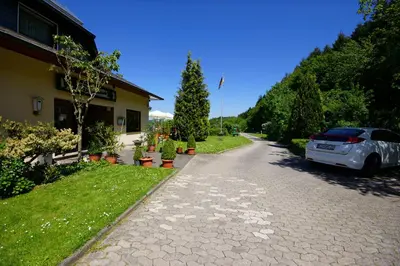 Ein Garten an der Unterkunft Rheingoldschänke