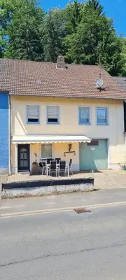 Das Gebäude in dem sich das Ferienhaus befindet