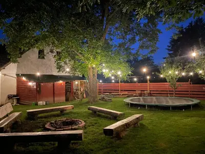 Ein Garten an der Unterkunft Ferienhaus Backesgarten für 22 Personen