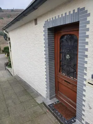 Das Gebäude in dem sich das Ferienhaus befindet