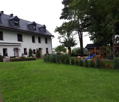 Ein Garten an der Unterkunft Ferienwohnung Hügelhaus