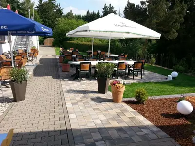 Ein Garten an der Unterkunft Landhotel Karrenberg