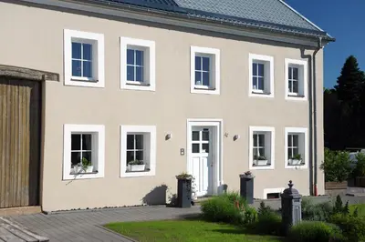 Das Gebäude in dem sich das Ferienhaus befindet
