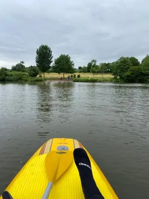 Blick auf einen Fluss in der Nähe des Ferienhauses