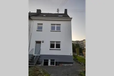 Das Gebäude in dem sich das Ferienhaus befindet