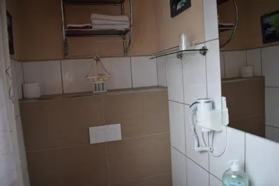 Ein Badezimmer in der Unterkunft Marktstübchen, Einzelzimmer