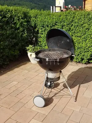 Ein für Gäste verfügbarer Grill in der Ferienwohnung