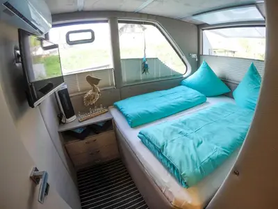 Ein Bett oder Betten in einem Zimmer der Unterkunft Hausboot Schleuseninsel