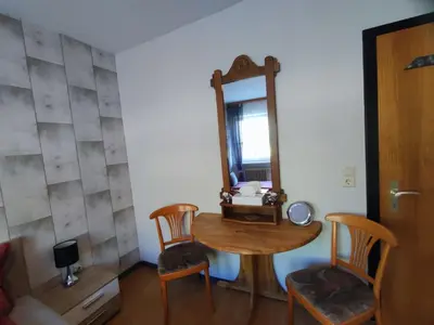 Ein Sitzbereich in der Unterkunft Mosel Restaurant & Weinstube Zum Anker