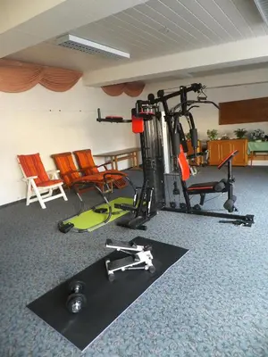 Das Fitnesscenter und/oder die Fitnesseinrichtungen in der Unterkunft Weinhotel Hubertus Garni