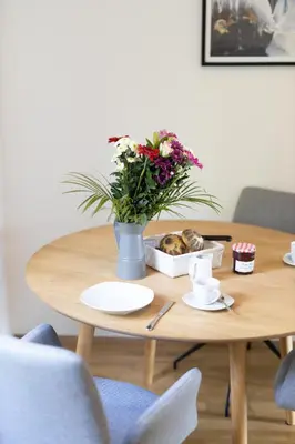 Ein Sitzbereich in der Unterkunft Rhein-Lahn Living - Modernes Design - Kontaktloser Zugang - Zentrale Lage nahe Rhein und Martinsburg - Apartments mit Küche & Wohnzimmer