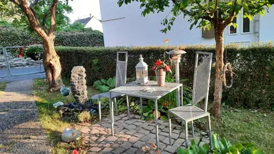 Ein Garten an der Unterkunft Am Teich