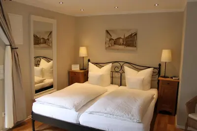 Ein Bett oder Betten in einem Zimmer der Unterkunft Hotel Pfälzer Hof