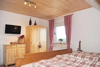 Ein Bett oder Betten in einem Zimmer der Unterkunft Stilvolles Eifelhaus am Nürburgring mit eigenem Garten