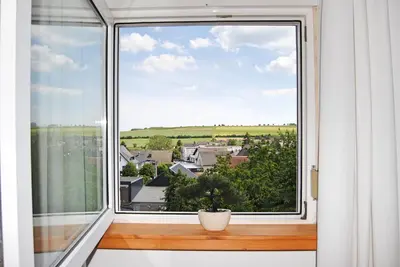 Ein Balkon oder eine Terrasse in der Unterkunft Stilvolles Eifelhaus am Nürburgring mit eigenem Garten