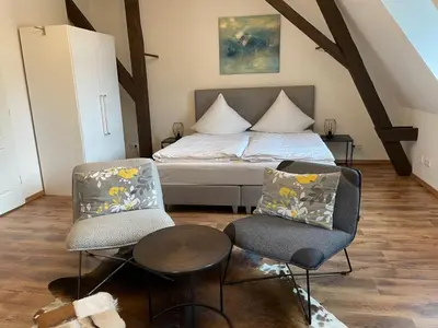 Ein Bett oder Betten in einem Zimmer der Unterkunft FEWO Schlossberg Weingut C.A. Haussmann