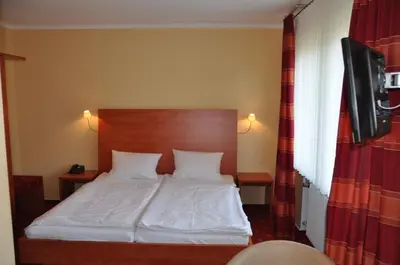 Ein Bett oder Betten in einem Zimmer der Unterkunft Hotel Café Ernst