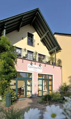Das Gebäude in dem sich das Gasthaus befindet