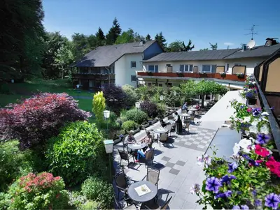 Ein Garten an der Unterkunft Waldhotel Kurfürst