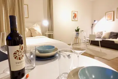 Ein Bett oder Betten in einem Zimmer der Unterkunft Modernes Studio-Apartment mit privatem Stellplatz für bis zu 4 Personen nur wenige Minuten zur Mosel & Stadt