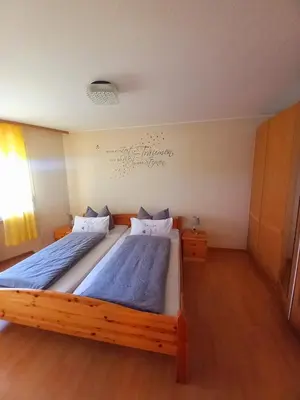 Ein Bett oder Betten in einem Zimmer der Unterkunft Ferienhaus Schwalbennest Schalkenmehren