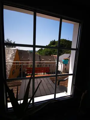 Ein Balkon oder eine Terrasse in der Unterkunft Mooi ruim appartement in antieke stadsboerderij