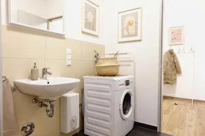 Ein Badezimmer in der Unterkunft Modernes Studio-Apartment mit privatem Stellplatz für bis zu 4 Personen nähe Mosel & Weinberge und stadtnah