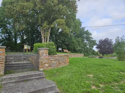 Ein Garten an der Unterkunft Haus am Brunnen Wohnung 1