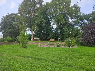 Ein Garten an der Unterkunft Haus am Brunnen Wohnung 2