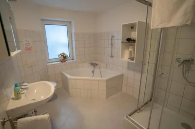 Ein Badezimmer in der Unterkunft 4-Zimmer Haus, 2-Bäder 140qm bis zu 11 Personen