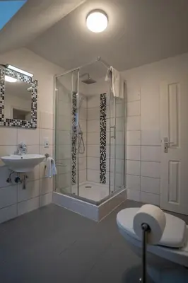 Ein Badezimmer in der Unterkunft 4-Zimmer Haus, 2-Bäder 140qm bis zu 11 Personen
