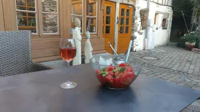 Getränke in der Unterkunft Ferienwohnung Kunstscheune Mosel