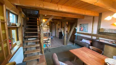 Ein Sitzbereich in der Unterkunft Ferienwohnung Kunstscheune Mosel