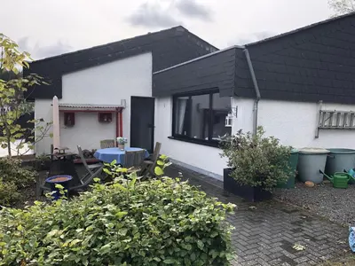 Das Gebäude in dem sich das Ferienhaus befindet