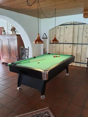 Ein Billardtisch in der Unterkunft B&B Am Sahrbach