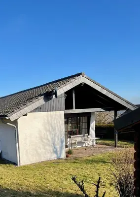 Das Gebäude in dem sich das Ferienhaus befindet