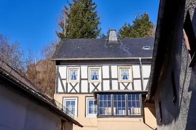 Das Gebäude in dem sich das Ferienhaus befindet